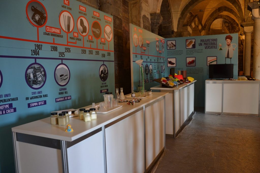 La sala della mostra Prototype, con i pannelli lungo le pareti e i tavoli degli oggetti