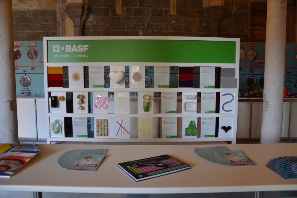 Il pannello con i campioni dei materiali plastici della mostra Prototype