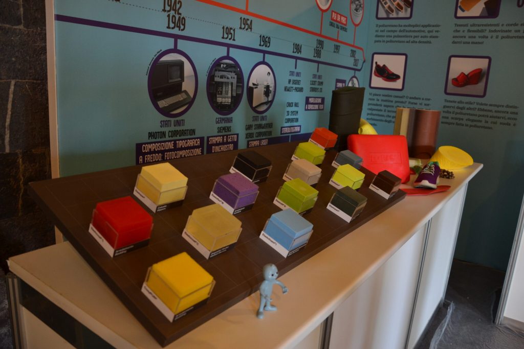 Blocchi di plastica colorata allineati sul tavolo dei materiali della mostra