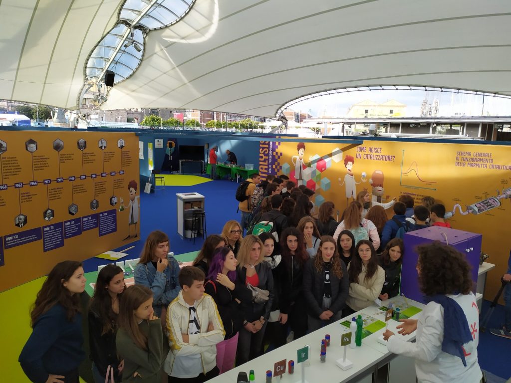 La sala dell'allestimento Katalysis affollata di studenti in visita