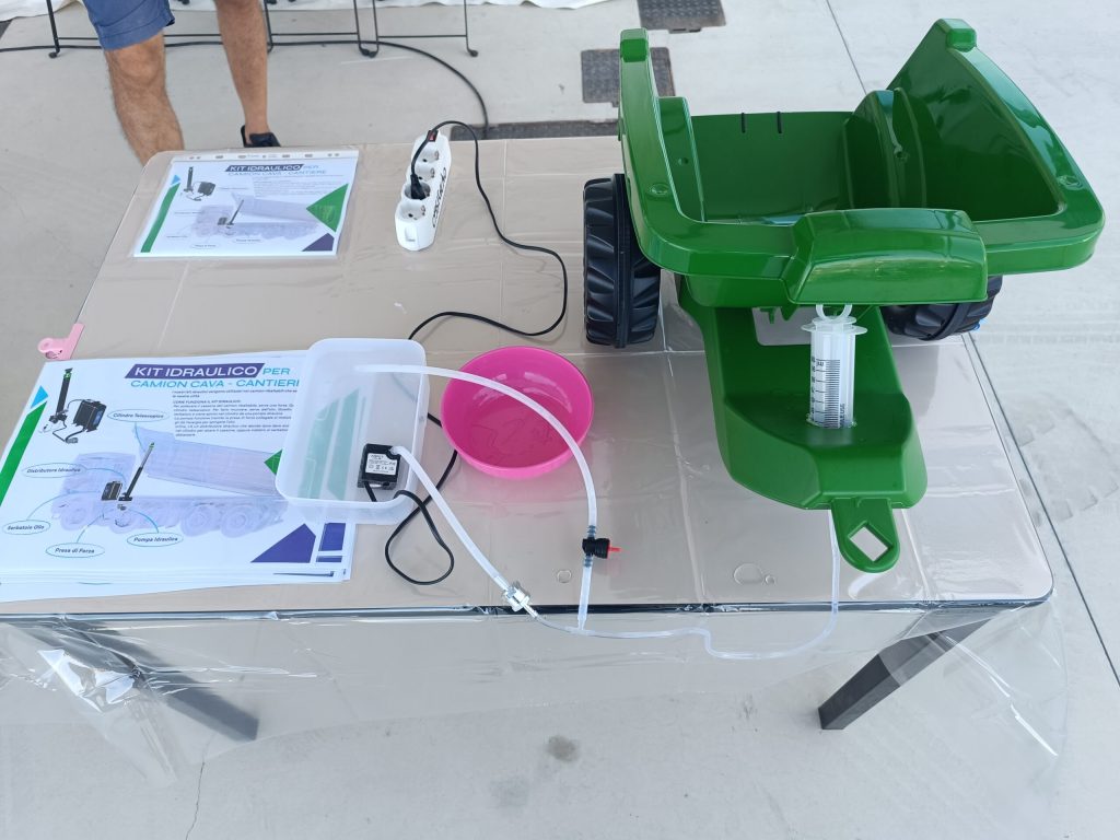 Il modello verde di una pompa idraulica collegato ai tubi sul banco degli esperimenti
