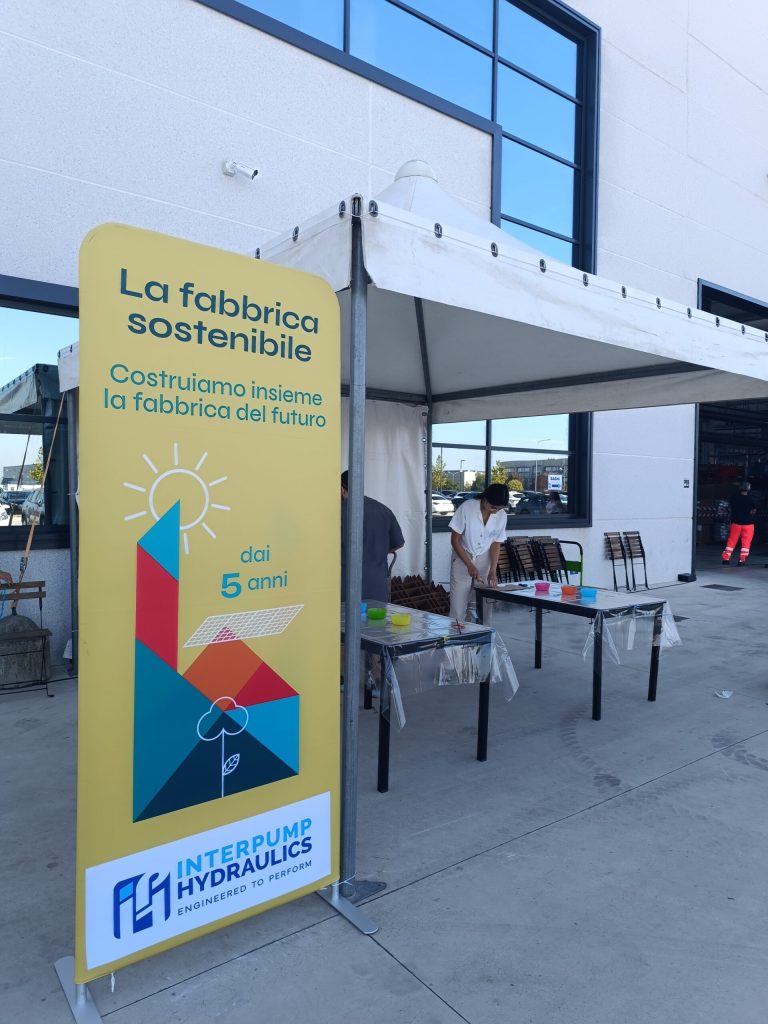 Il banner del percorso educativo davanti alla facciata del nuovo stabilimento