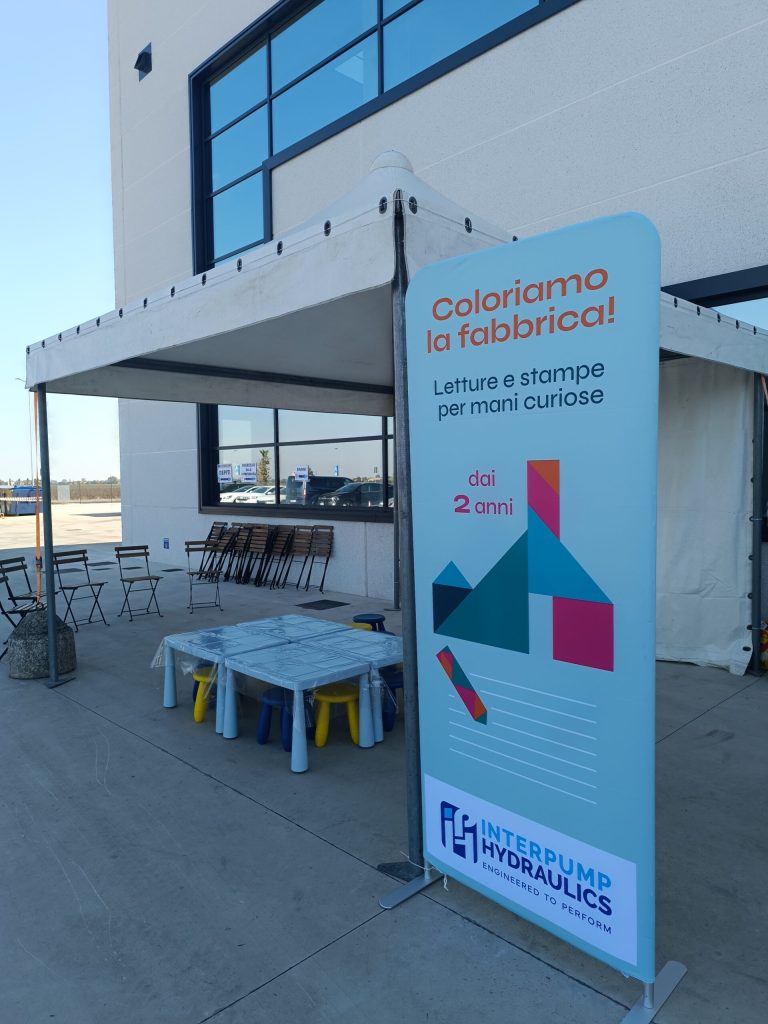 Il banner del percorso educativo all'ingresso del gazebo dei laboratori