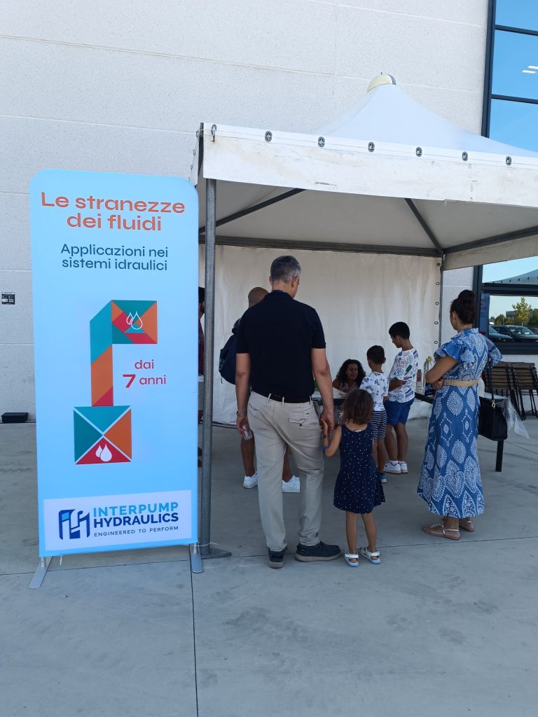 Visitatori e famiglie davanti al gazebo dei laboratori durante l'open day