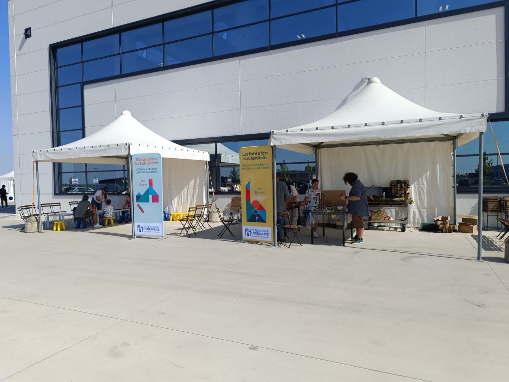I gazebo bianchi dei laboratori davanti al nuovo stabilimento Interpump Hydraulics nel giorno dell'open day