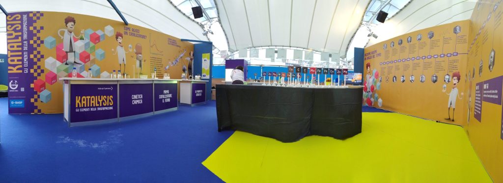 L'allestimento di Katalysis visto dall'alto, con il tavolo del gioco al centro