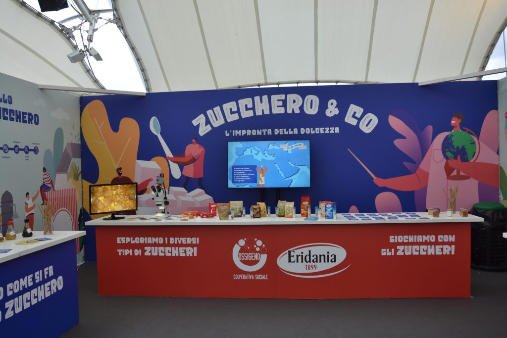 L'allestimento di Zucchero & Co. visto di fronte, con il pannello illustrato alle spalle