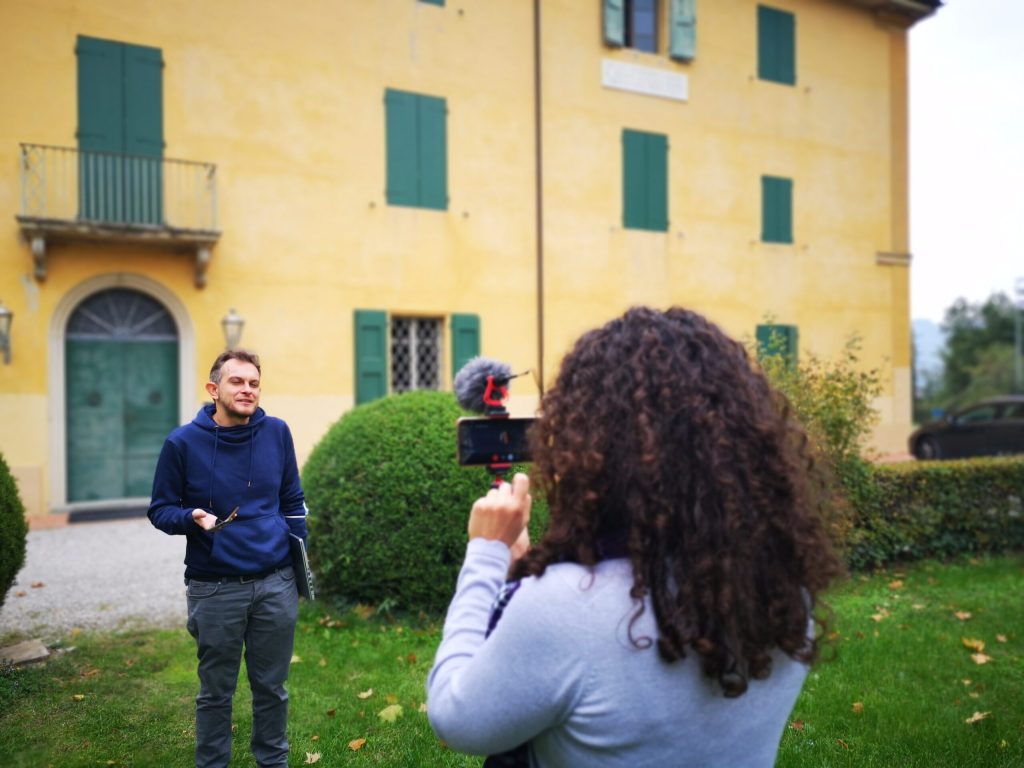 Riprese nel giardino, davanti alla facciata gialla di Villa Griffone