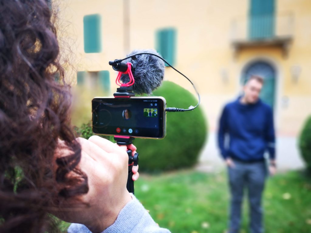 Preparandoci ad entrare in Villa Grifone (residenza di Guglielmo Marconi) in diretta con le scuole prenotate