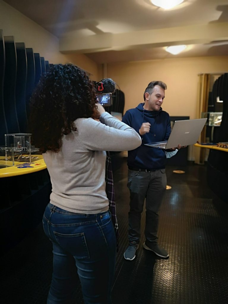 Due persone riprendono con lo smartphone dentro una sala del museo
