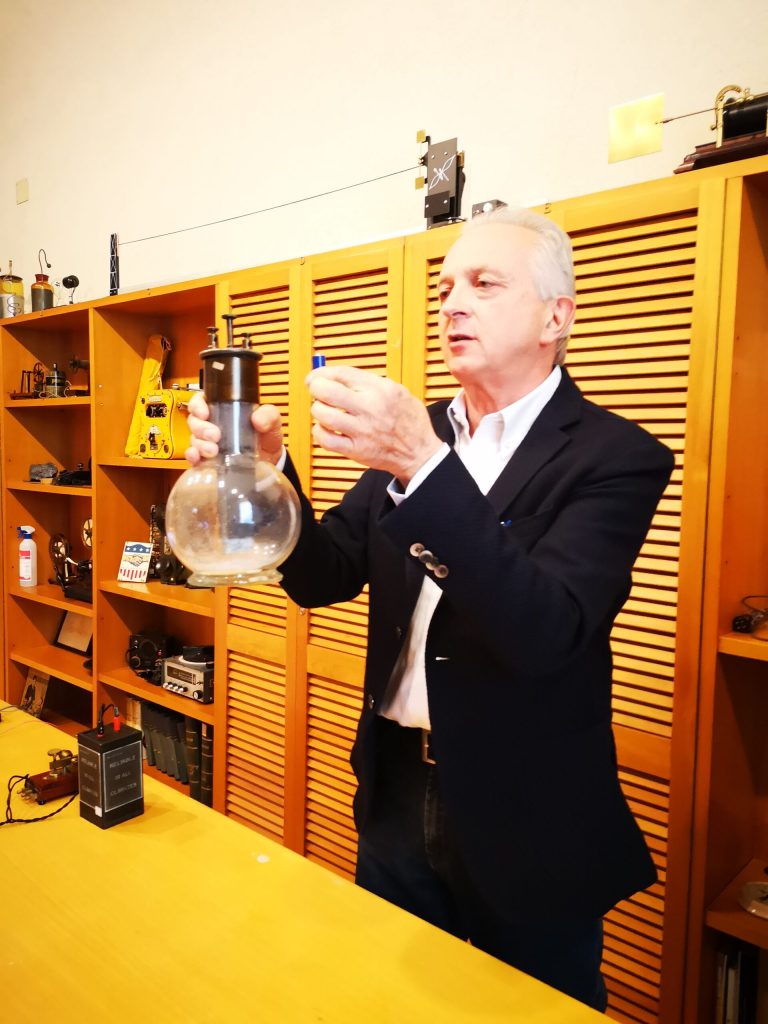 Esperimenti wireless in compagnia di “Scintilla” uno dei volontari del museo Marconi