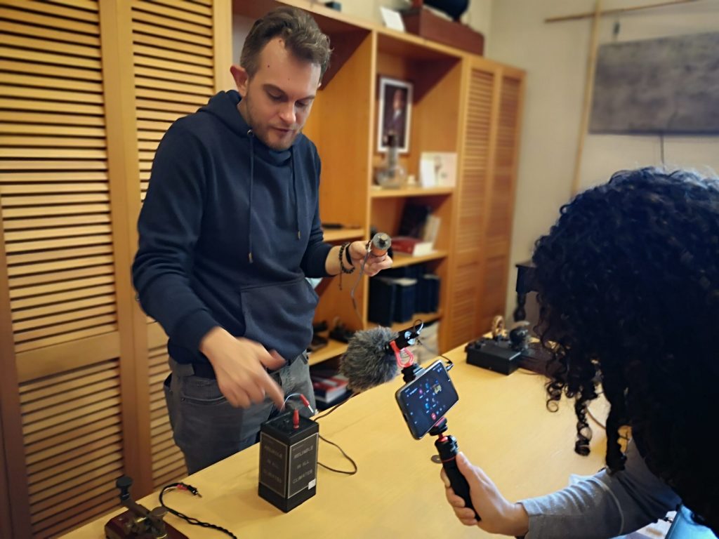 Riprese video nello studio di Guglielmo Marconi, fra le vetrine degli strumenti