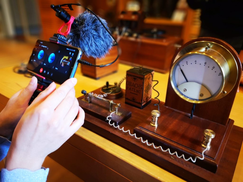 Uno smartphone riprende da vicino un apparecchio telegrafico d'epoca
