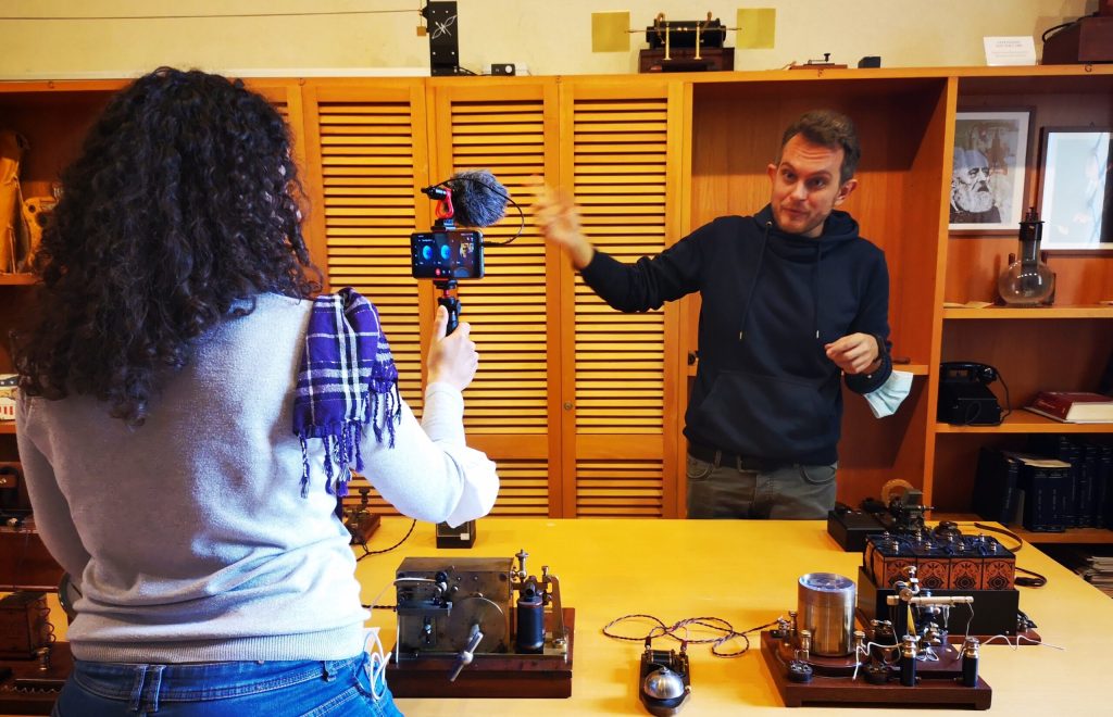 Un divulgatore mostra gli apparecchi radio davanti alla telecamera dello smartphone