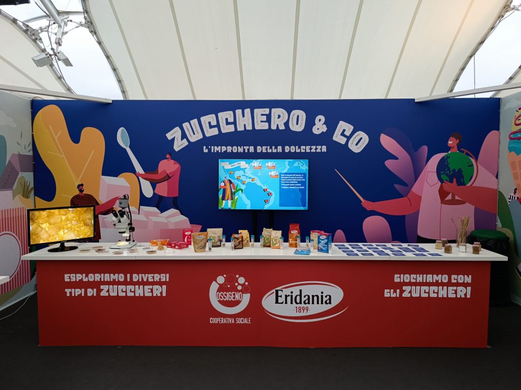 L'allestimento di Zucchero & Co. in Piazza delle Feste a Genova, con la grafica illustrata