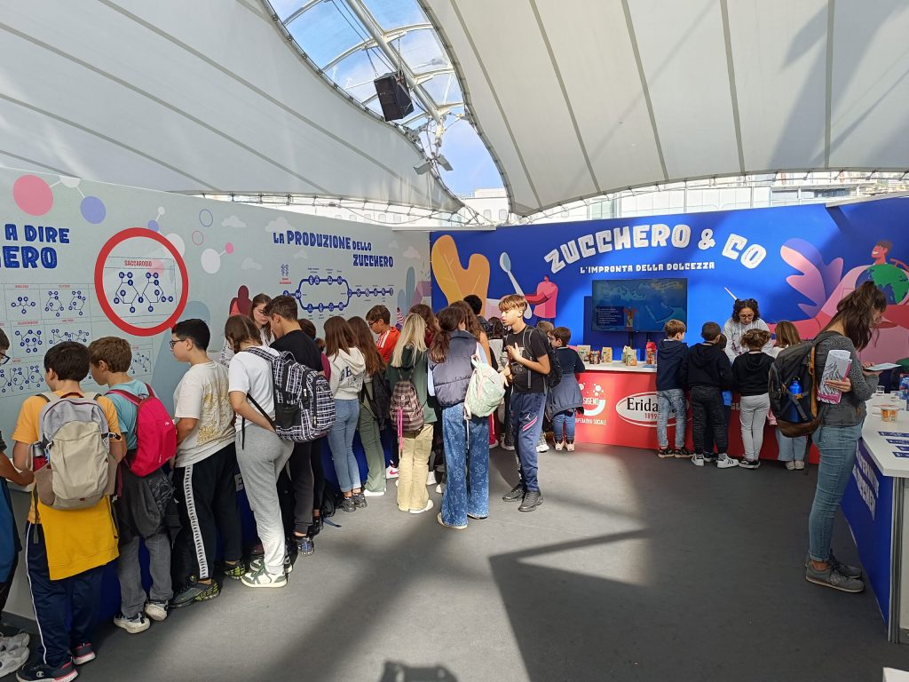Il pubblico in fila davanti all'allestimento di Zucchero & Co.