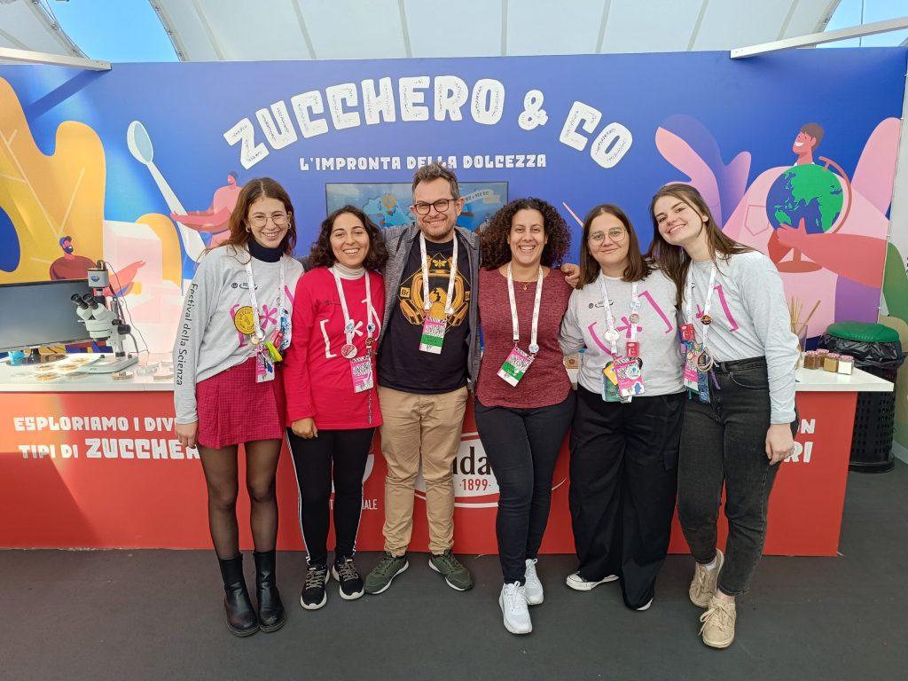 Le animatrici del festival della scienza di Genova che hanno accompagnato i visitatori alla scoperta dello zucchero!