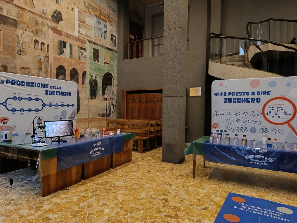 Il banco del laboratorio con il microscopio, allestito nell'atrio del festival