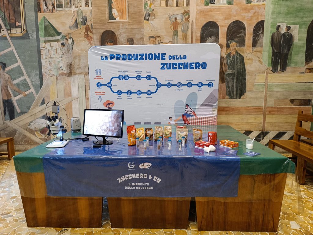 Il banco di Zucchero & Co. con la grafica sulla produzione dello zucchero