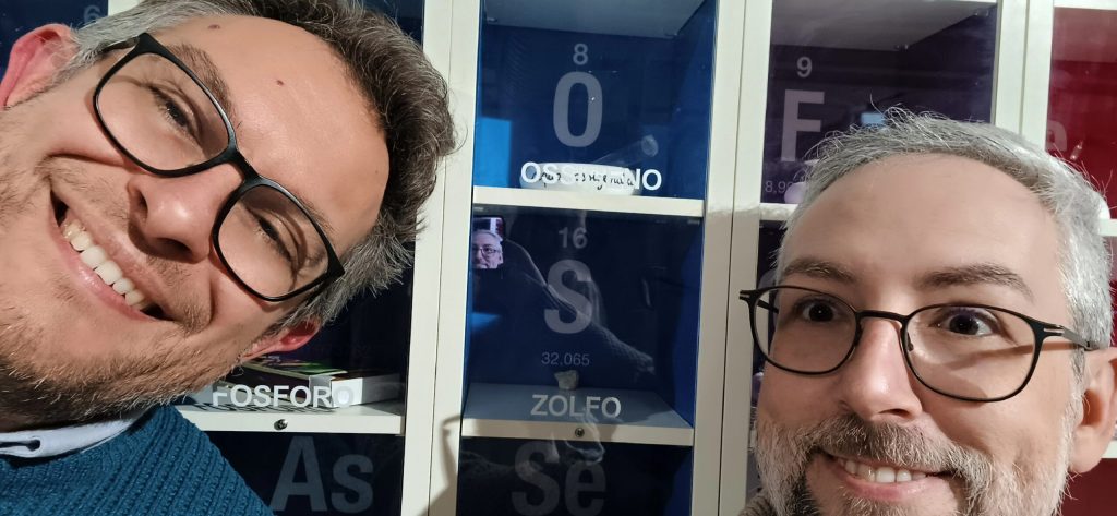I due soci di Ossigeno davanti ai pannelli espositivi del convegno
