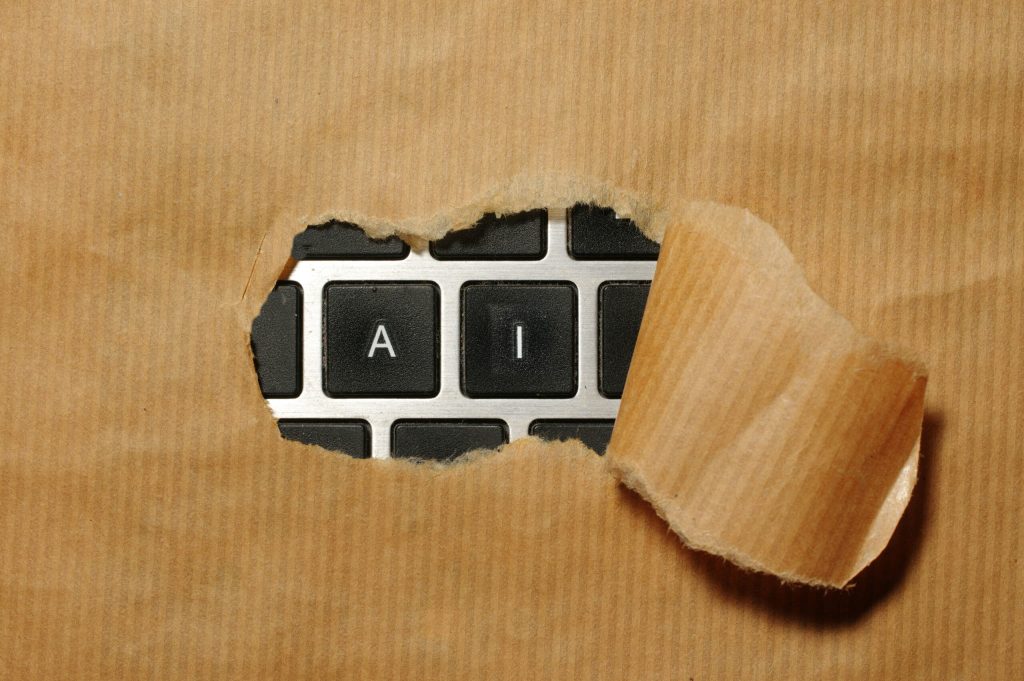 I tasti A e I di una tastiera incastonati in un foglio di cartone strappato