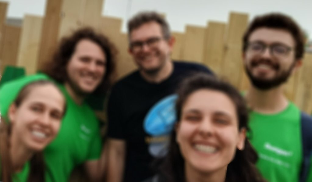 Il gruppo di animatori di Ossigeno in maglietta verde al Family Day di Swegon